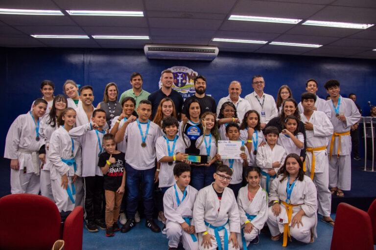 Campeões da 51ª Olimpíada Colegial Guarulhense são homenageados no Paço Municipal