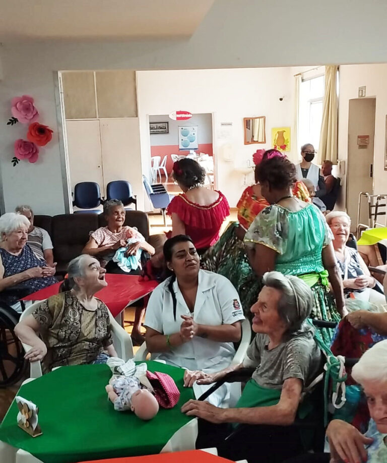 Grupo de dança formado por idosas leva alegria a lares para a terceira idade em Guarulhos