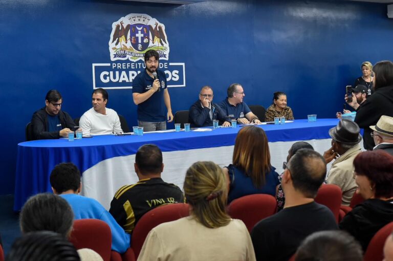 Prefeitura entrega títulos de propriedade a moradores da comunidade Vila Nova Santa Cecília II
