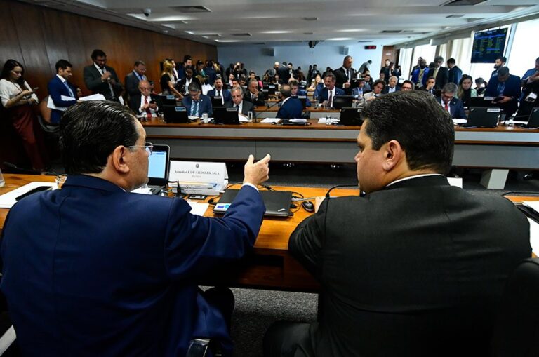 Comissão do Senado aprova relatório da reforma tributária; texto vai a Plenário