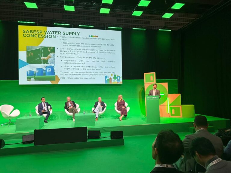 Guti apresenta soluções para o saneamento básico e desastres naturais em painel em Barcelona