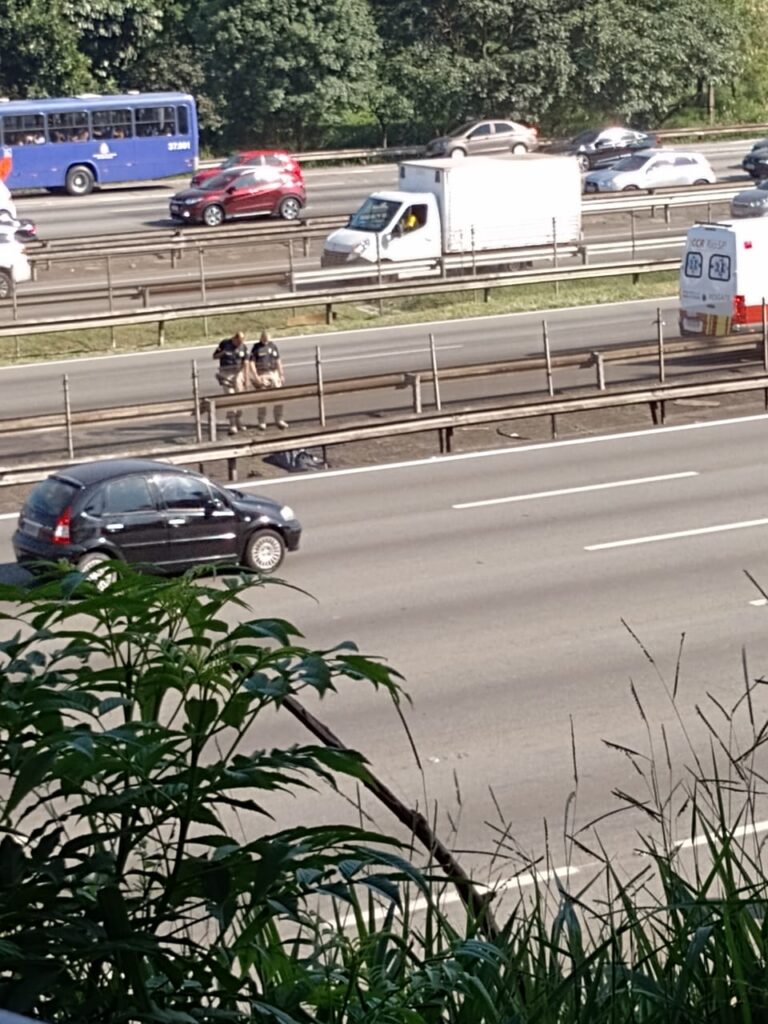 Corpo é encontrado na Dutra