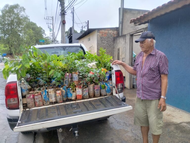 Servidor público aposentado doa 180 mudas de árvores para Guarulhos