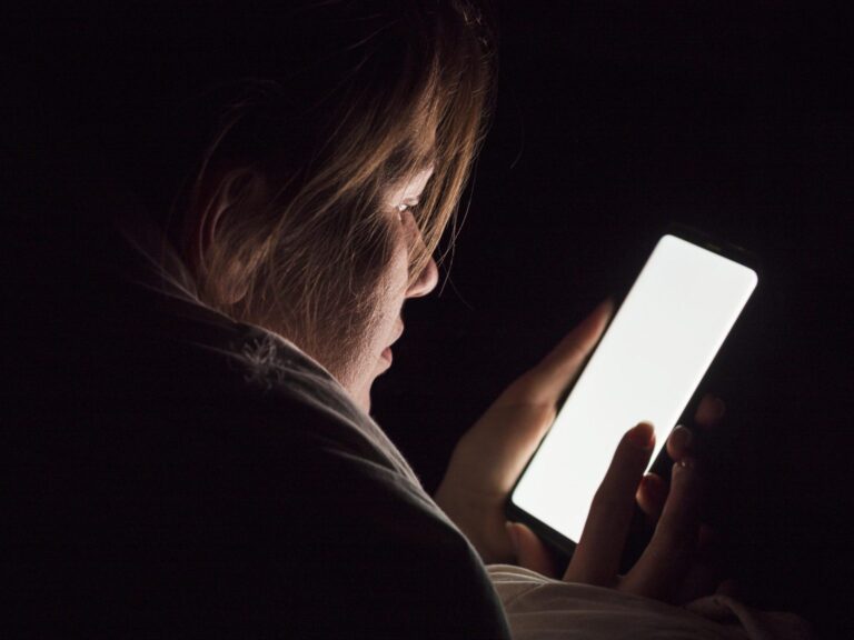 Expor traição e a sexualidade do parceiro pode configurar crime