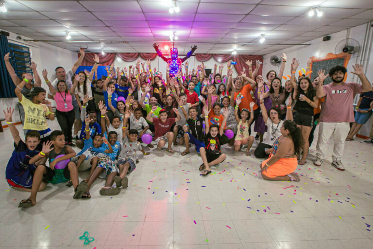 Cerca de 300 crianças participam do Acampadentro nos CEUs da cidade