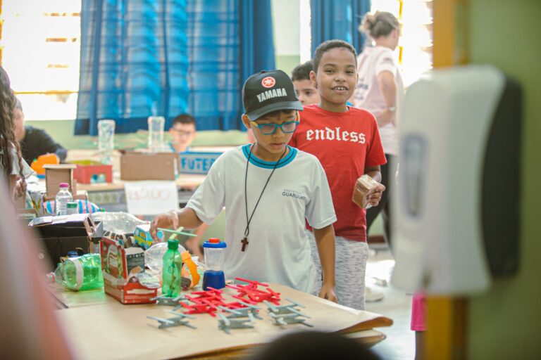 Alunos da rede municipal participam de feira de empreendedorismo do Sebrae