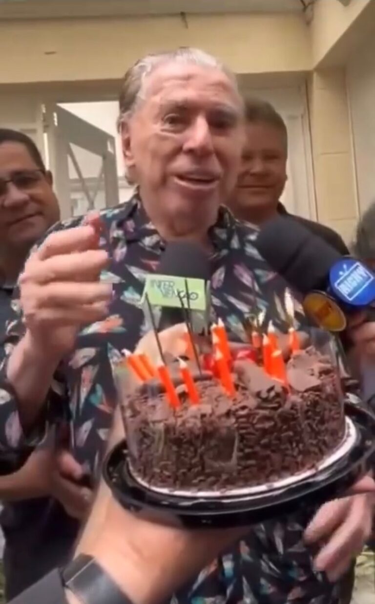 Silvio Santos recebe fãs na porta de casa em comemoração aos seus 93 anos