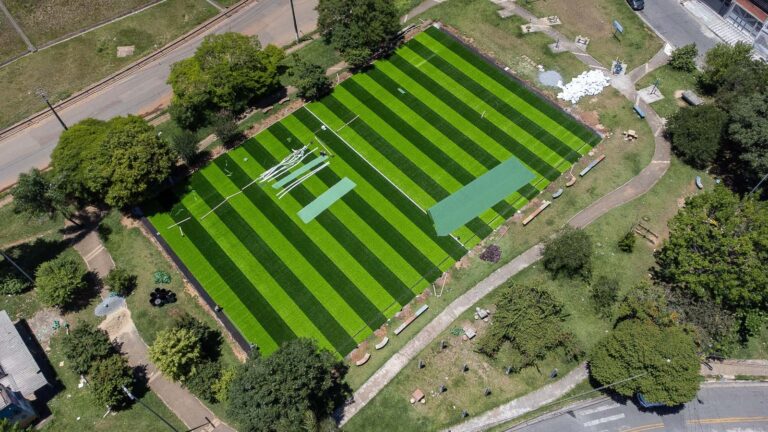 Prefeitura reforma campo de futebol no Jardim Maria Dirce