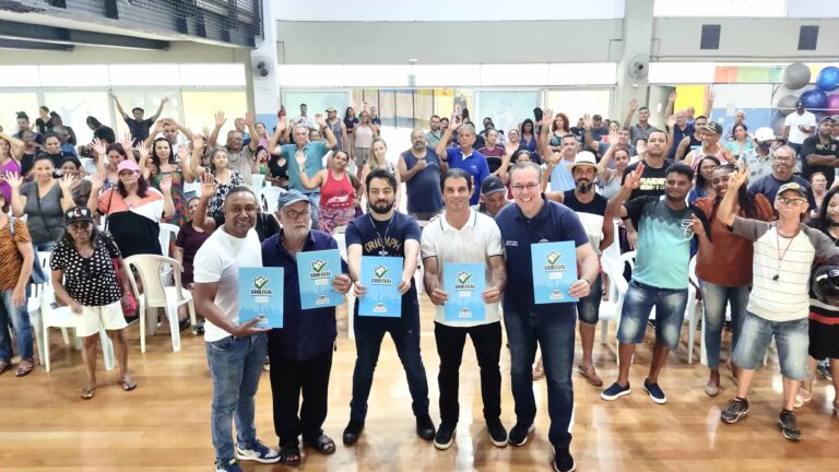 Prefeitura entrega 144 títulos de propriedade a famílias da região do Pimentas