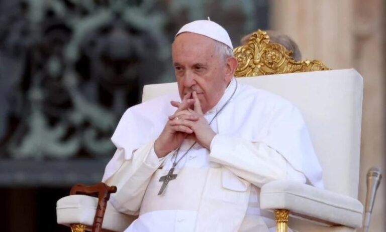 Vaticano aprova bênção a casais do mesmo sexo