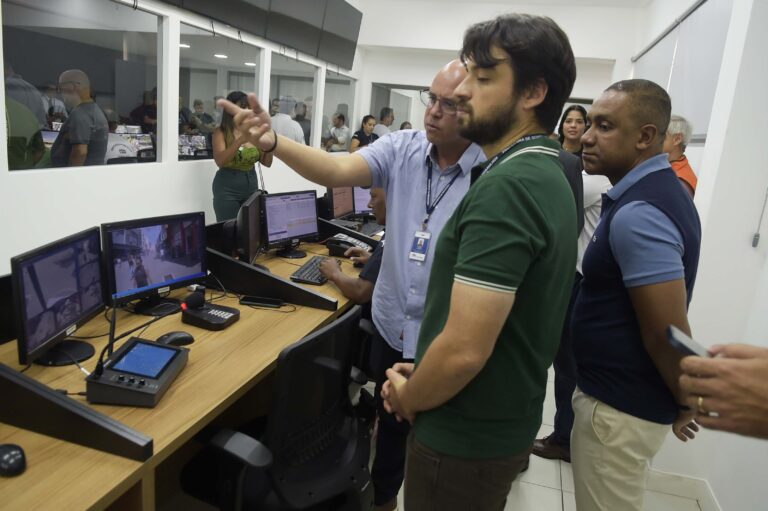 Prefeitura inaugura na praça Getúlio Vargas uma das mais modernas centrais de monitoramento do país