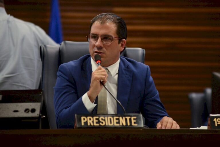 Câmara adota programa que vai eliminar o uso de papel em todo trabalho da Casa