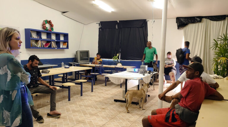 Sessão de cinema para pessoas em situação de rua aborda o Mês da Consciência Negra