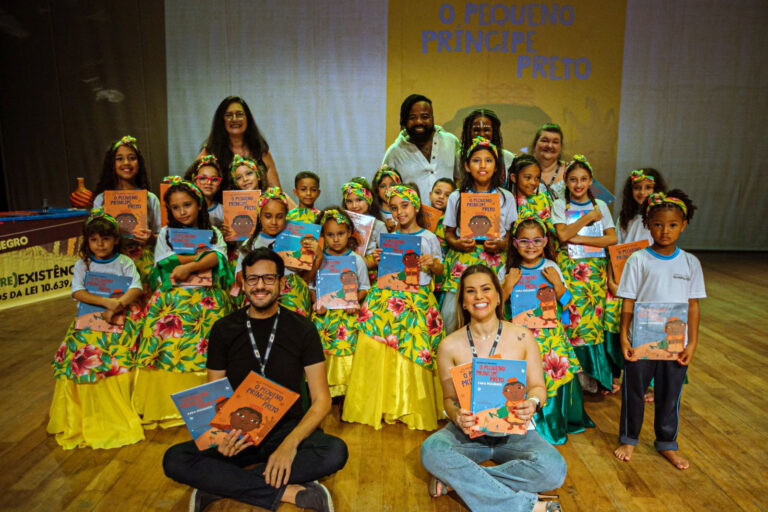 Mais de 100 mil alunos da rede municipal recebem livros com temática antirracista
