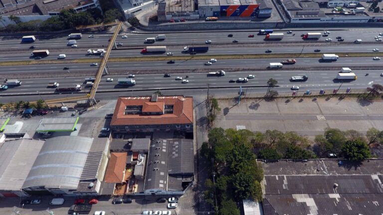 Via Dutra terá trecho interditado para a retirada de passarela a partir das 22h deste sábado