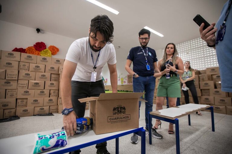 Prefeitura de Guarulhos entrega kits de alimentação a mais de 120 mil alunos no período das férias escolares