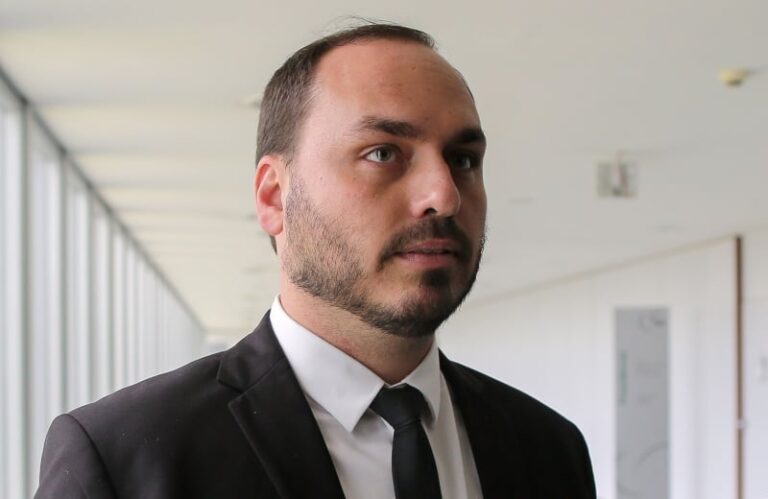 Carlos Bolsonaro é alvo de nova operação da PF sobre informações monitoradas ilegalmente pela Abin