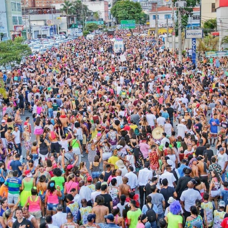 Passagem do bloco carnavalesco Banda Bicha interdita ruas na região central de Guarulhos no sábado