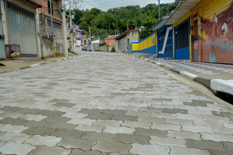 Prefeitura beneficia mais de cem famílias com pavimentação de via no Parque Primavera