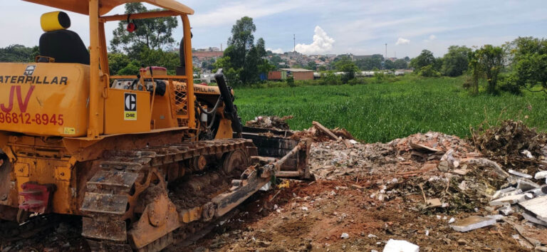 Prefeitura apreende três caminhões e um trator de esteiras por crime ambiental na Vila Any