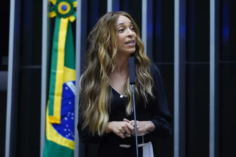 Deputada Erika Hilton é escolhida a primeira líder parlamentar trans da história do Congresso