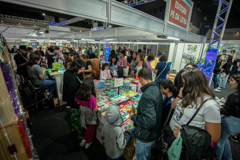 Mais de 200 mil pessoas visitaram a 3ª Bienal Internacional do Livro de Guarulhos
