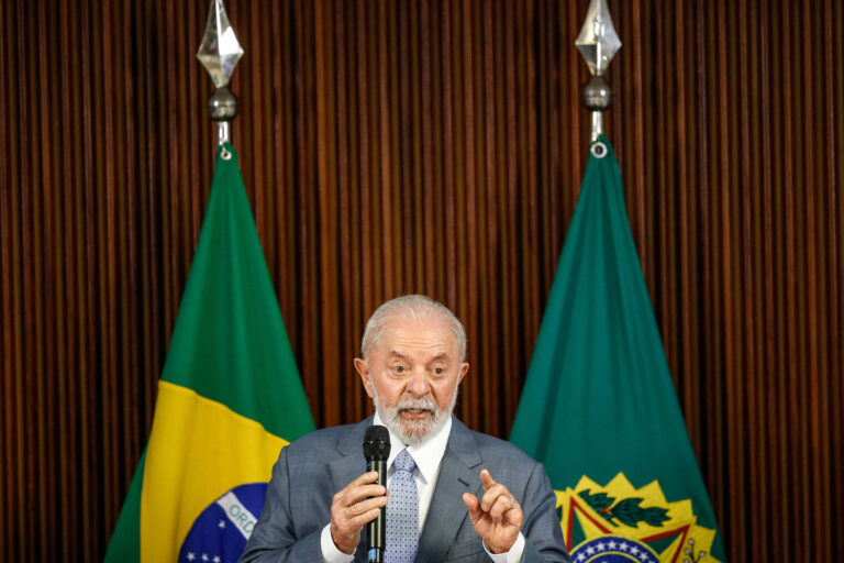 Lula chama Bolsonaro de ‘covardão’ ao comentar suposto plano de golpe do ex-presidente