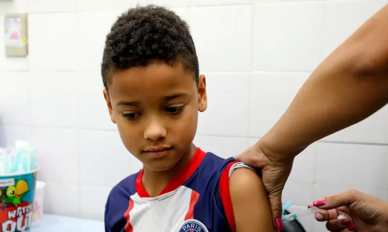 Governo amplia vacinação da dengue a crianças a partir dos 6 anos