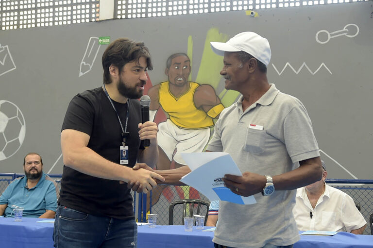 Prefeitura entrega 140 títulos de propriedade aos moradores do Conjunto Pimentas III