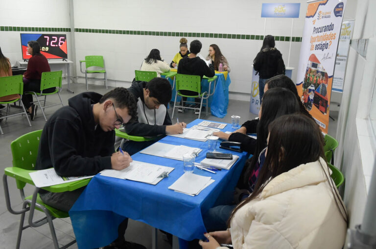 Cerca de 200 jovens participam da Feira de Empregabilidade Estagiando