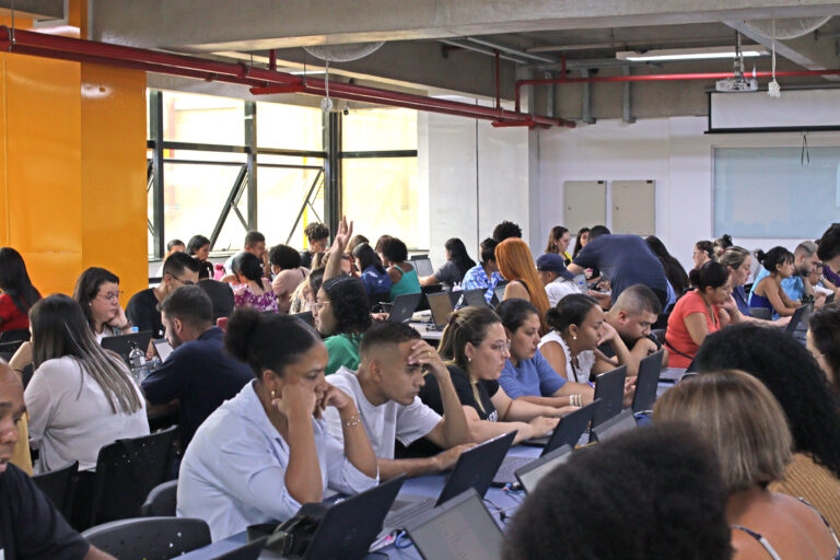 ENIAC mira estudantes de baixa renda e amplia programa de 1.000 bolsas de estudo