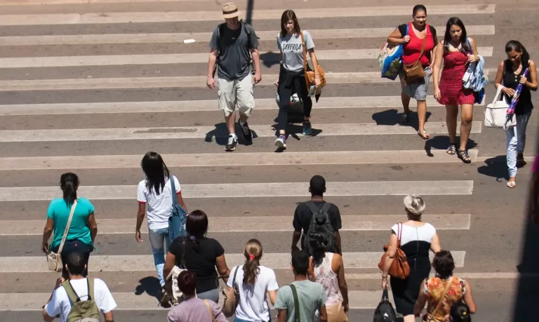 Expectativa de vida no Brasil em 2023 era de 76,4 anos, diz IBGE