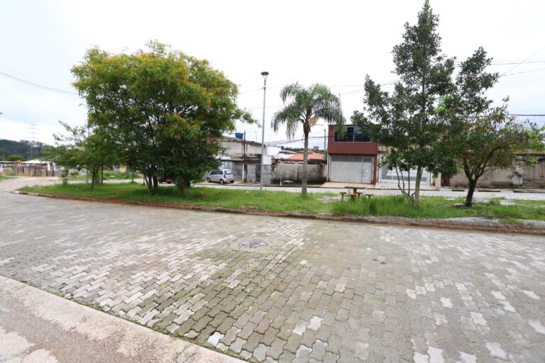 Prefeitura entrega pavimentação em nove endereços e beneficia mais de 300 famílias