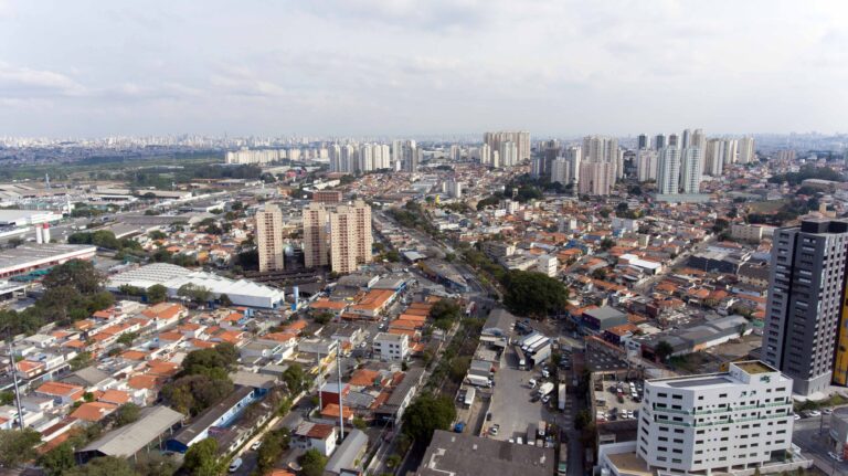 13º salário de servidores da Prefeitura injeta R$ 102 milhões na economia de Guarulhos neste final de ano