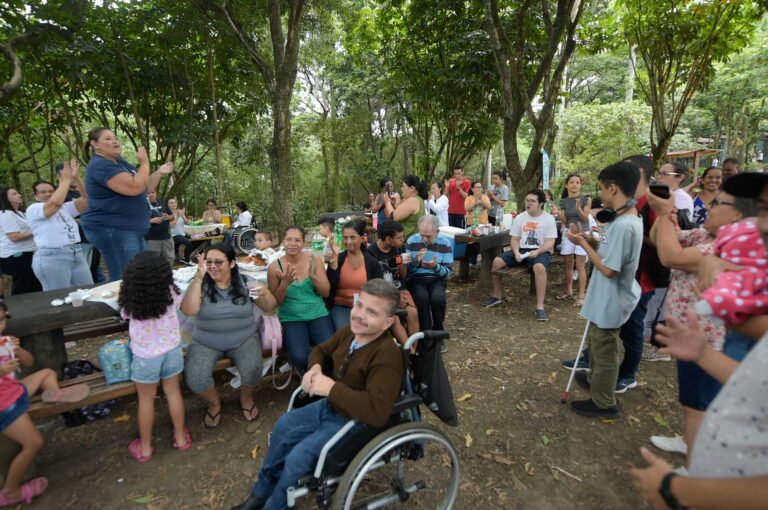 Prefeitura reúne 60 pessoas com deficiência em piquenique no zoo municipal