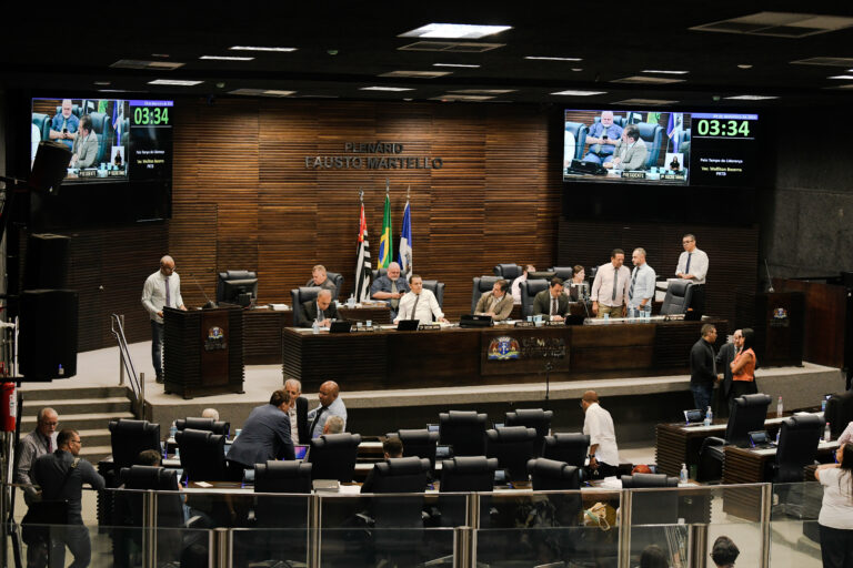Câmara terá sessões extraordinárias na segunda-feira com 15 projetos na pauta