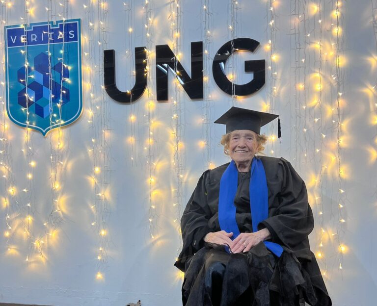 Estudante de 91 anos abrilhanta formatura de Escola Estadual na UNG
