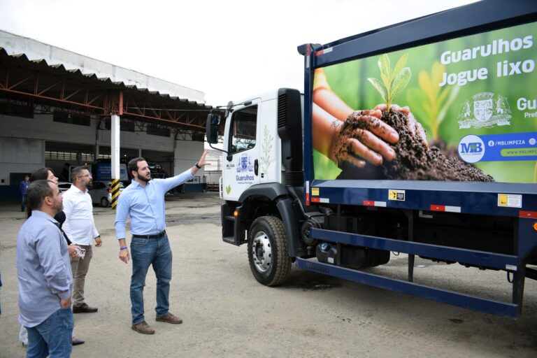 Prefeitura entrega sete novos caminhões à frota de coleta de lixo domiciliar de Guarulhos