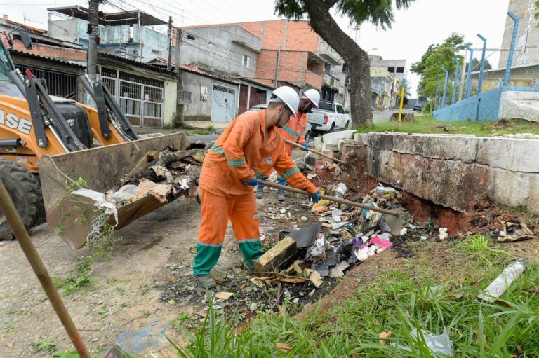 Guarulhos inicia operação descentralizada para limpar bairros e evitar enchentes de verão
