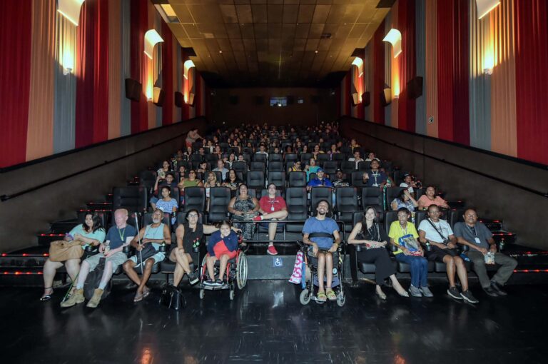 Sessão inclusiva de cinema reúne cerca de 180 pessoas com deficiência e seus acompanhantes