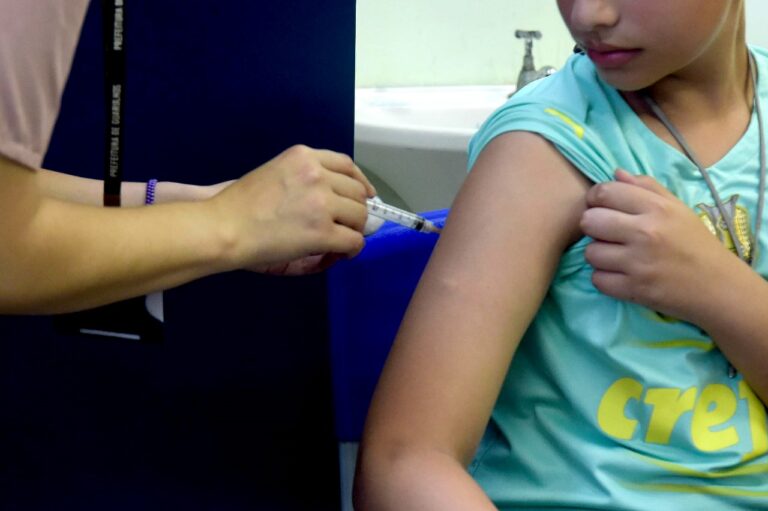 Prefeitura faz campanha para jovens se vacinarem contra a dengue