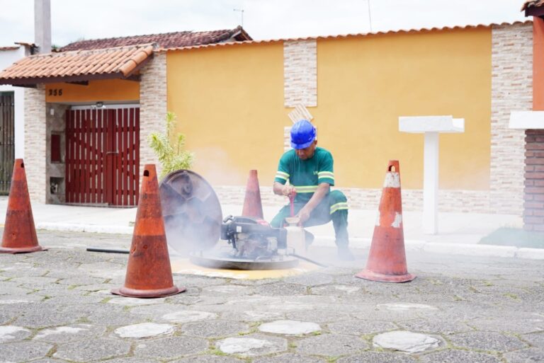 Sabesp ‘caça’ ligações irregulares usando fumaça e corante