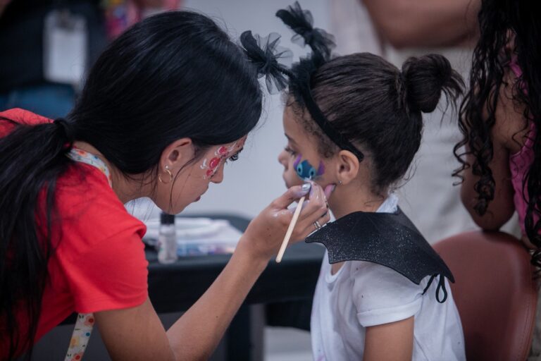 Programação de Carnaval dos CEUs tem oficinas, apresentações e bailes à fantasia
