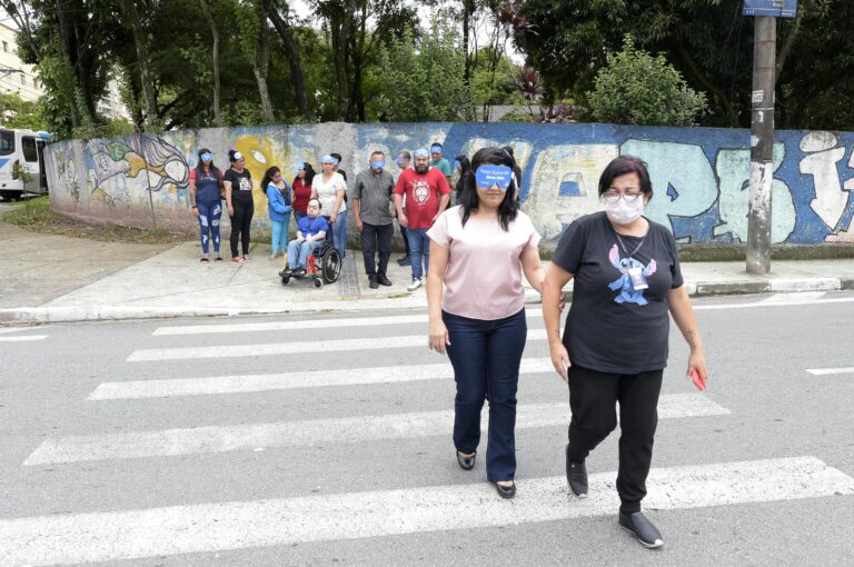 Motoristas de transporte escolar recebem treinamento para atendimento a pessoas com deficiência.