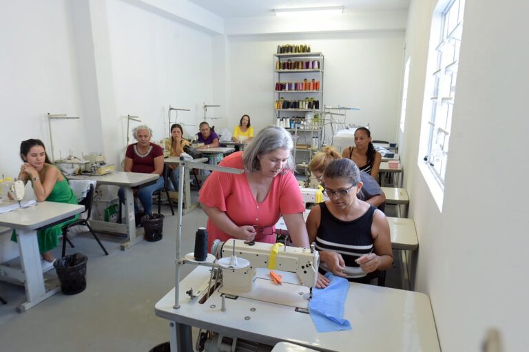 Alunas iniciam capacitação em costura e conserto na Casa da Mulher Vila Galvão