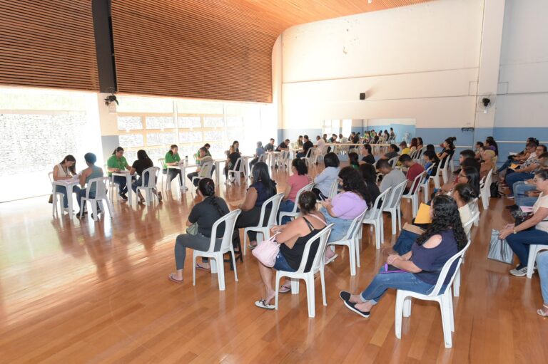 Mutirão de emprego leva mais de 1.000 candidatos ao CEU Pimentas