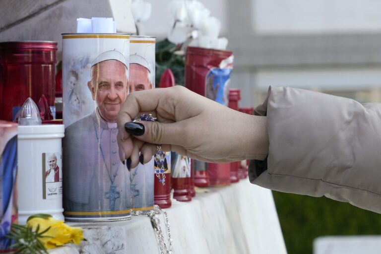 Fiéis rezam pela recuperação do papa Francisco, internado em estado crítico.