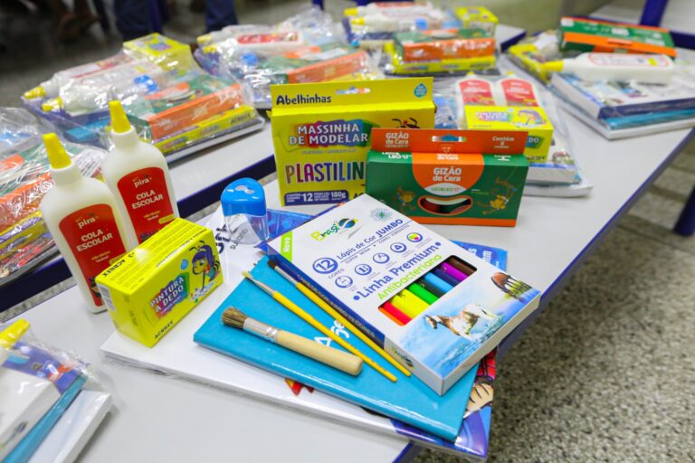 Prefeitura inicia entrega de material escolar para alunos da rede municipal
