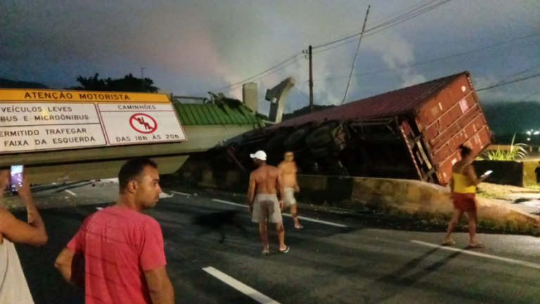 Passarela desaba, esmaga caminhão e interdita Rodovia Anchieta no Km 52