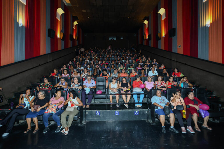 Prefeitura leva 250 idosos do projeto Movimento 60+ ao cinema